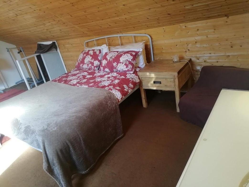 Cozy Loft In Bushey, 20 Mins By Train To Euston London Leilighet Eksteriør bilde